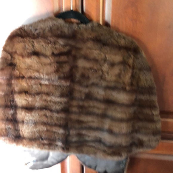 Morton’s Washington D.C. fur cape - Picture 2 of 5